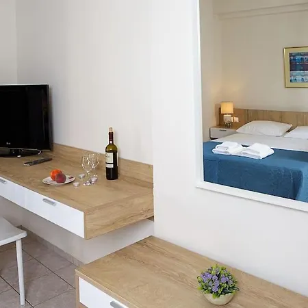 Apartman Piranthou & *